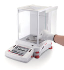 APA8.1 Balanza analítica Serie Explorer™ estándar con de puerta automática, 120gr