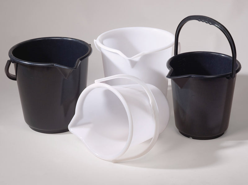 2307-0010 Cubo negro de HDPE con pico de vaciado y escala, volumen 10,5 litros - Quimivitalab